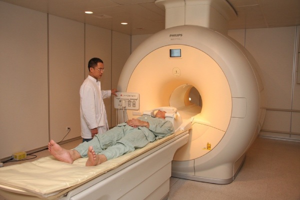 Chụp cộng hưởng từ (MRI) để đánh giá toàn diện tuyến tiền liệt để phát hiện nhiễm trùng 