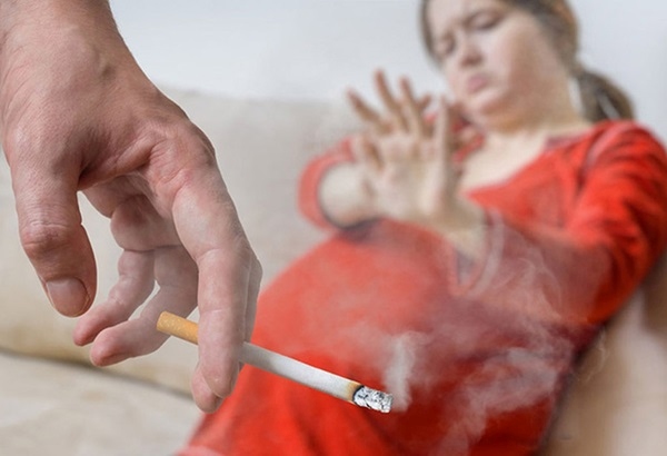 Mẹ bầu nên tránh xa môi trường có người hút thuốc lá