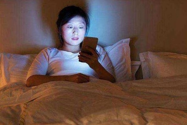 Mẹ bầu nên duy trì giờ giấc sinh hoạt điều độ thay vì thức khuya