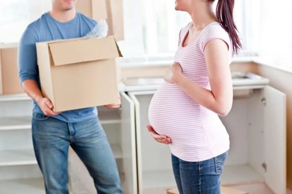 Mẹ bầu nên tránh nâng vật nặng để bảo vệ thai kỳ