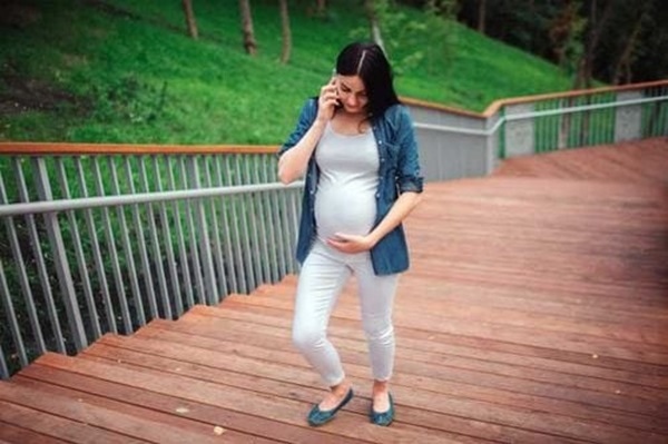 Mẹ bầu nên tránh đi đường xóc nảy để bảo vệ thai kỳ