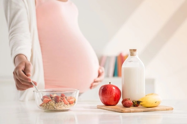 Mẹ bầu nên ưu tiên thực phẩm dễ tiêu hóa, giàu chất xơ như rau xanh, trái cây, ngũ cốc nguyên hạt