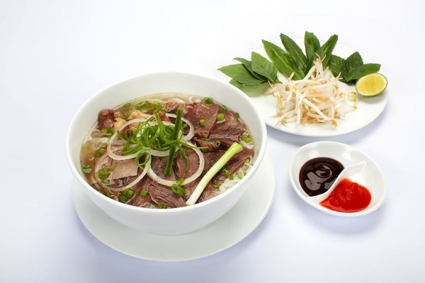 Phở bò cung cấp protein, sắt và năng lượng cho mẹ sau sinh hồi phục sức khỏe và tăng đề kháng