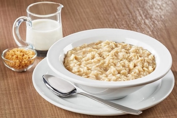 Cháo yến mạch với sữa giàu carbohydrate, protein và chất xơ, giúp mẹ sau sinh bổ sung năng lượng, hỗ trợ tiêu hóa