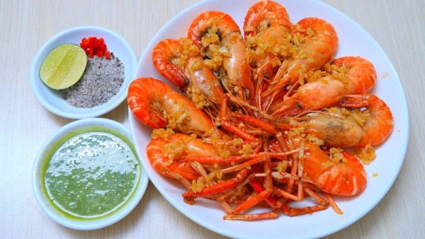 Tôm sốt bơ tỏi cung cấp protein, chất béo lành mạnh, giúp mẹ sau sinh tăng cường sức khỏe và thể lực