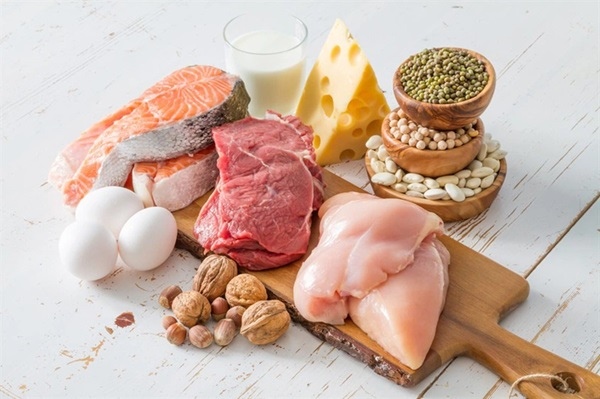 Nguồn protein ít chất béo bão hòa như thịt gà, cá hồi, đậu phụ