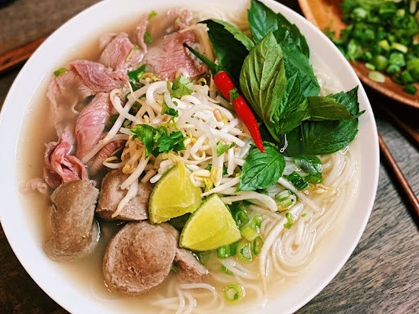 Phở bò tái chín