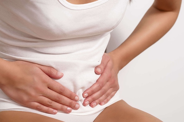 Đau bụng dưới và đau thắt lưng cũng là dấu hiệu viêm đường niệu đạo ở nữ