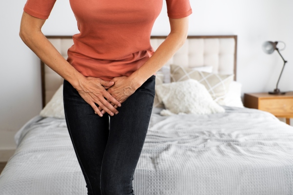 Ngứa rát vùng kín kèm đau khi quan hệ là dấu hiệu điển hình của viêm phụ khoa nặng