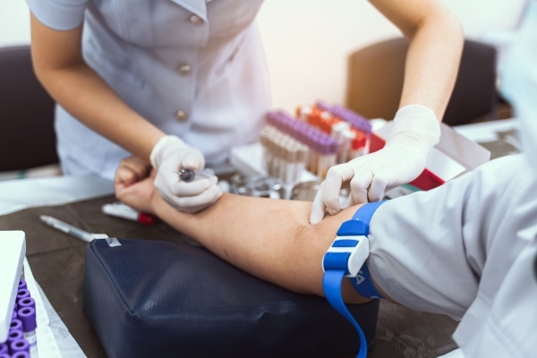 Nếu trong khám tổng quát có xét nghiệm máu, phải nhịn ăn ít nhất 8 tiếng và không hút thuốc, uống rượu bia ít nhất 24 tiếng