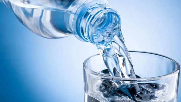 Hãy uống đủ ít nhất hai lít nước mỗi ngày sẽ giúp phòng ngừa tái phát sỏi thận