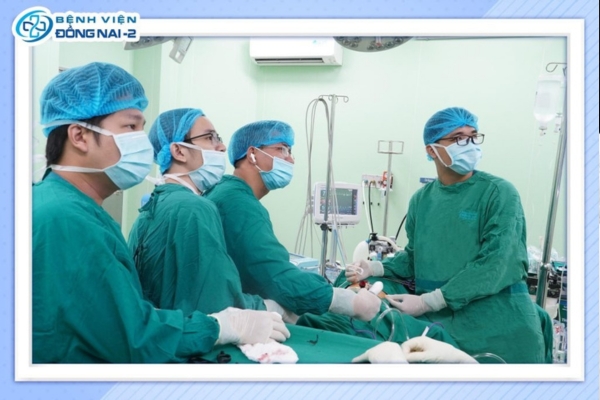 Đội ngũ bác sĩ tại Bệnh viện Đồng Nai -2 tiến hành cắt polyp bằng kỹ thuật nội soi hiện đại