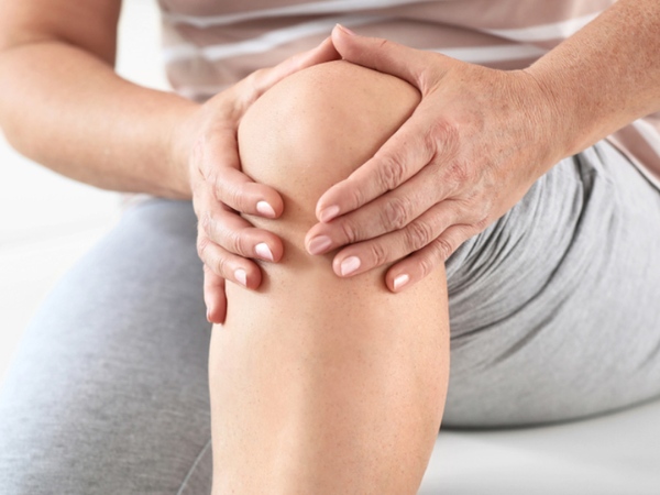 Cảm giác đau, không thể duỗi thẳng hoặc gập gối như bình thường