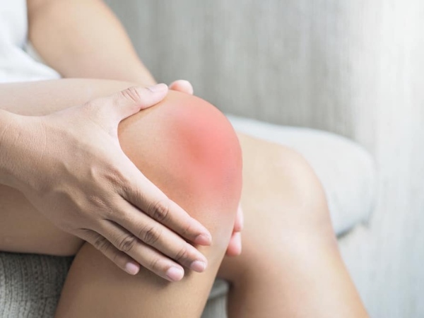 Vùng gối sưng thường ấm khi chạm vào, cảm giác khó chịu