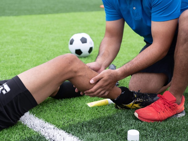 Chấn thương đầu gối do tham gia các hoạt động thể thao mạnh