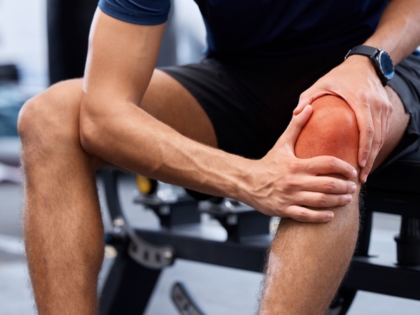 Tình trạng viêm khiến bề mặt sụn khớp trở nên thô ráp, làm tăng ma sát khi vận động