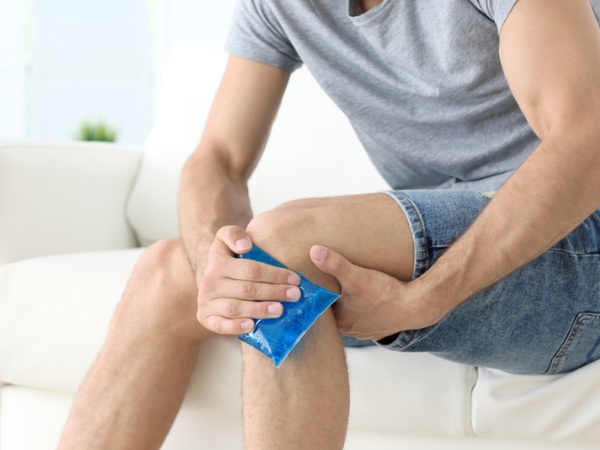 Chườm nóng giúp giảm cứng khớp, làm dịu cơn đau