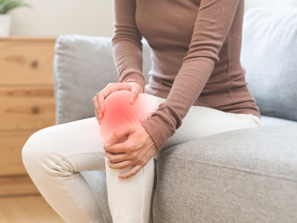Viêm khớp dạng thấp gây đau ở khớp gối