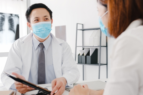 Bác sĩ tiến hành phân tích kết quả dựa trên các chỉ số lâm sàng và cận lâm sàng