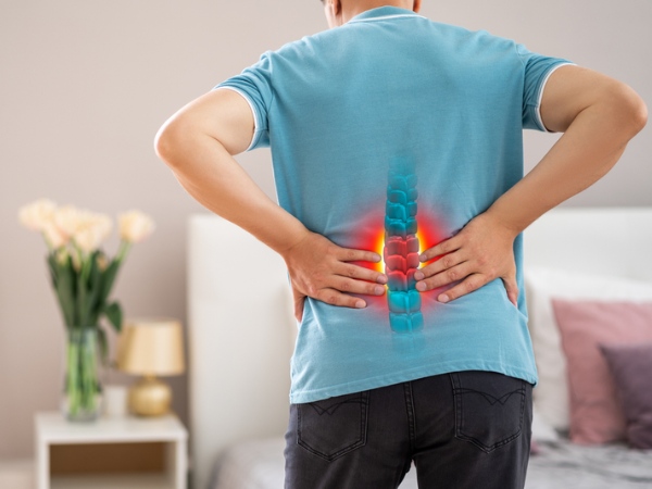 Đau nhói hoặc đau dữ dội vùng lưng có thể là dấu hiệu tủy sống bị tổn thương