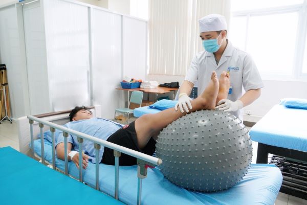 Vật lý trị liệu phục hồi chức năng sau tai biến