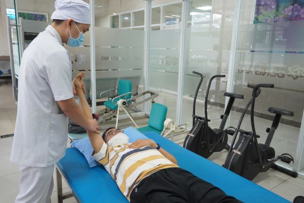 Các lưu ý khi người bệnh tai biến tập vật lý trị liệu