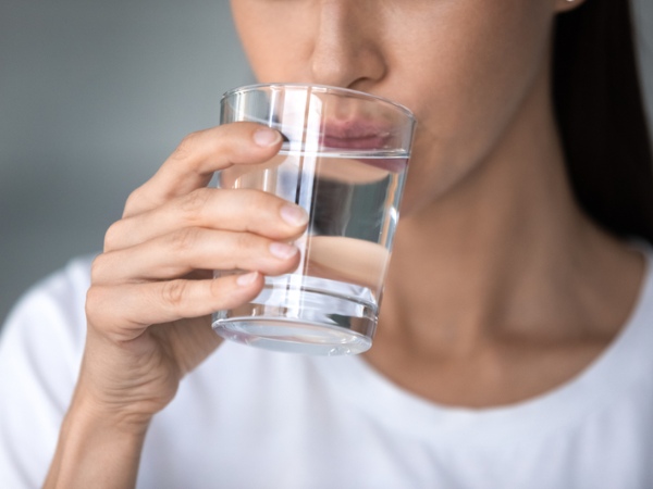 Sau khi cắt polyp đại tràng, cần uống đủ nước, bổ sung rau xanh