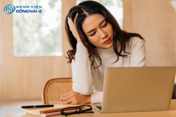 Stress, mất nước, thiếu ngủ và làm việc sai tư thế là nguyên nhân thường gặp dẫn đến đau đầu