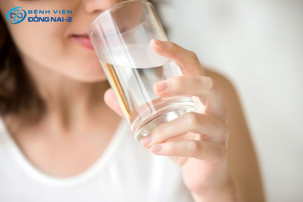 Uống 200 - 300ml nước lọc giúp giảm đau đầu do mất nước nhanh chóng