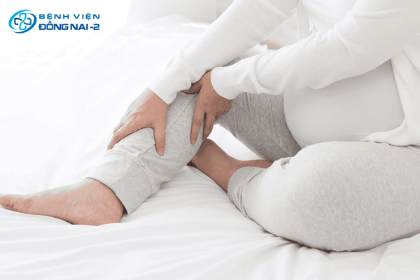Nguyên nhân bầu bị chuột rút bắp chân thường do tăng cân thai kỳ, thiếu canxi, chèn ép tử cung