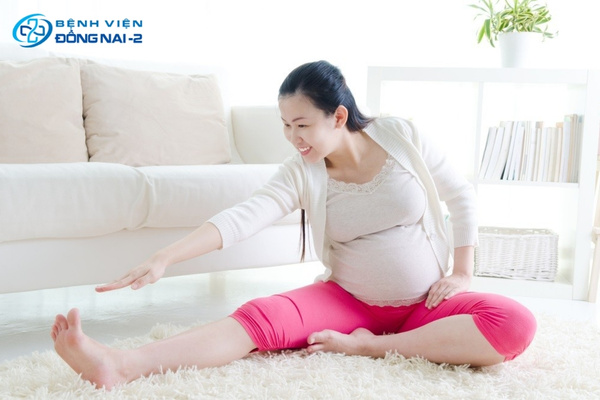 Kéo căng cơ bắp chân giúp bà bầu giảm nhanh cơn chuột rút