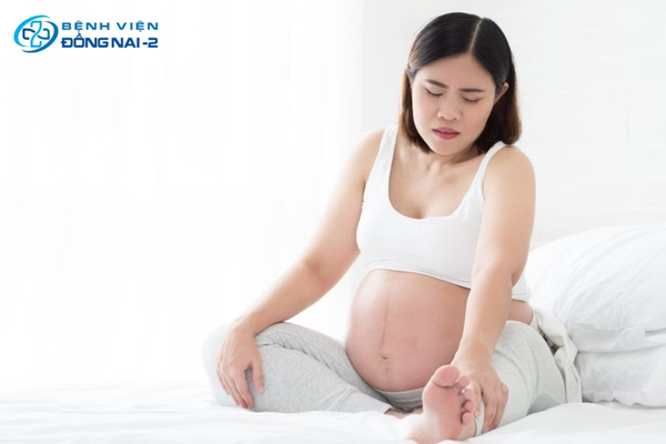 Phòng ngừa chuột rút bắp chân ban đêm bà bầu bằng việc uống đủ nước, khám thai định kỳ,...