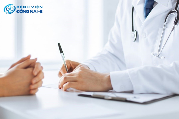 Đến gặp bác sĩ nếu tình trạng đau đầu buồn nôn kéo dài, kèm các triệu chứng bất thường