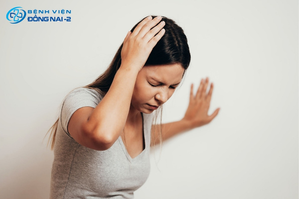 Thay đổi tư thế đột ngột dẫn đến thiếu máu lên não, gây đau đầu buồn nôn