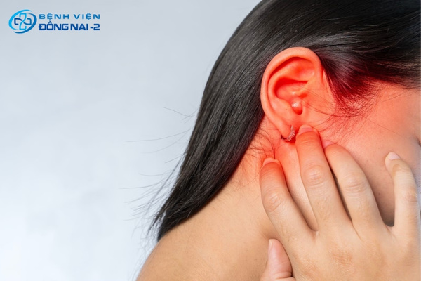 Nhiễm trùng tai trong gây viêm tai, ù tai, đau đầu, sốt và mất thăng bằng