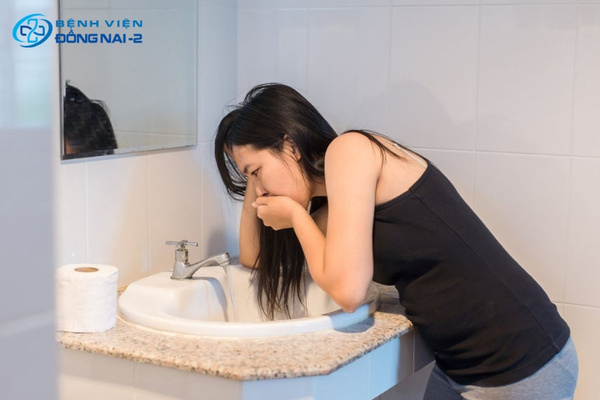 Triệu chứng đau đầu chóng mặt buồn nôn gồm đau đầu, mất thăng bằng, hoa mắt,...