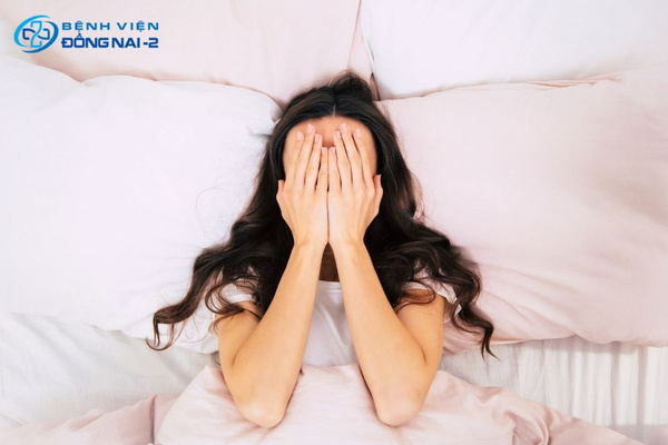 Khó ngủ ở người lớn thường do thói quen sinh hoạt, bệnh lý nền và tác dụng phụ của thuốc