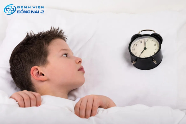 Trẻ khó đi vào giấc thường do lịch ngủ không ổn định, thiết bị điện tử và bệnh lý hô hấp