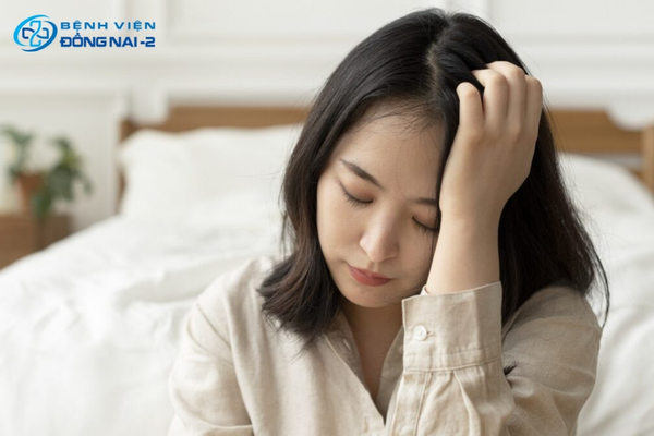 Mất cân bằng hormone là nguyên nhân rụng tóc ở phụ nữ mang thai, sau sinh, mãn kinh,...