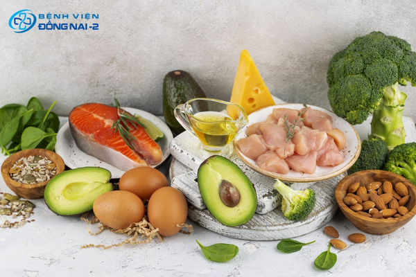 Bổ sung chế độ dinh dưỡng cân bằng giúp phòng ngừa tình trạng rụng tóc