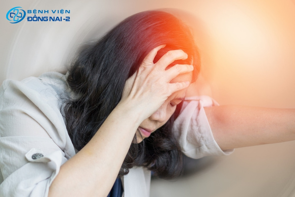 Migraine gây đau nhói kiểu mạch đập ở một bên đầu, kèm buồn nôn và sợ ánh sáng
