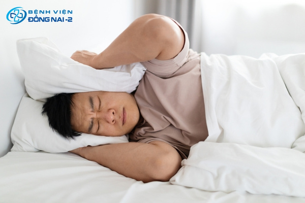 Mất ngủ mãn tính là nguyên nhân khiến rối loạn hormone cortisol, suy yếu nang tóc