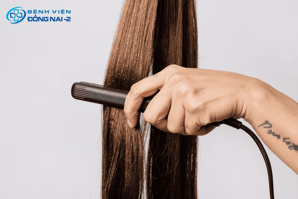Uốn duỗi và nhiệt độ cao gây tóc rụng nhiều, tổn thương keratin và nang tóc lâu dài