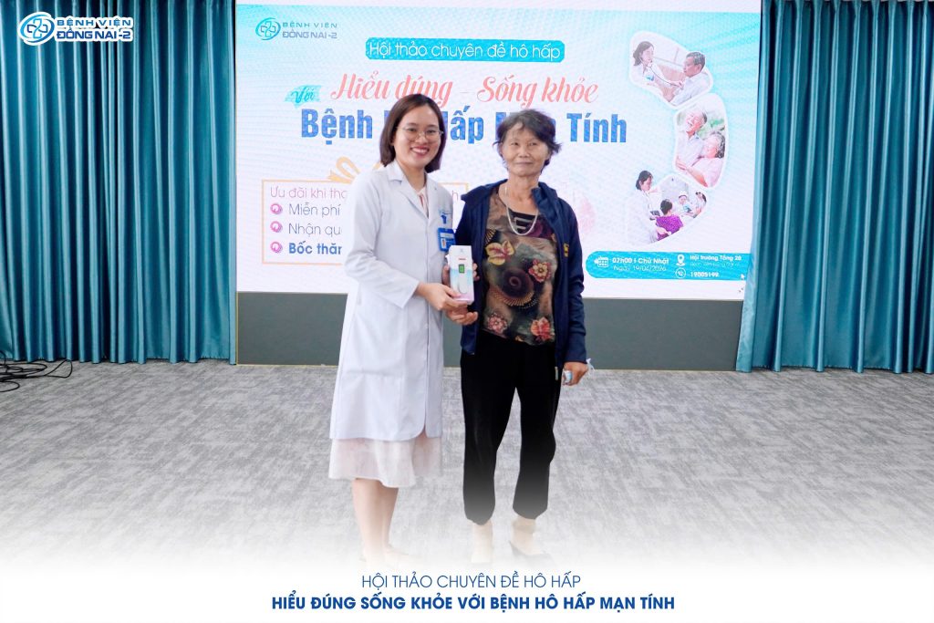 Người tham dự nhận quà từ chương trình hội thảo 