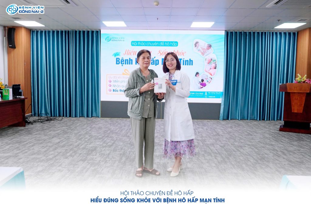 Người tham dự nhận quà từ chương trình hội thảo Hô Hấp 