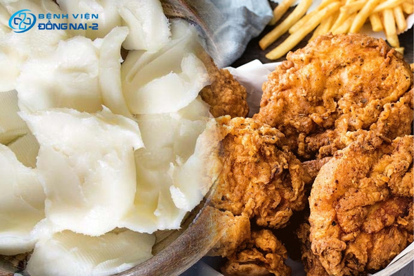 Đồ chiên rán, mỡ động vật chứa nhiều chất béo làm kéo dài thời gian tiêu hóa