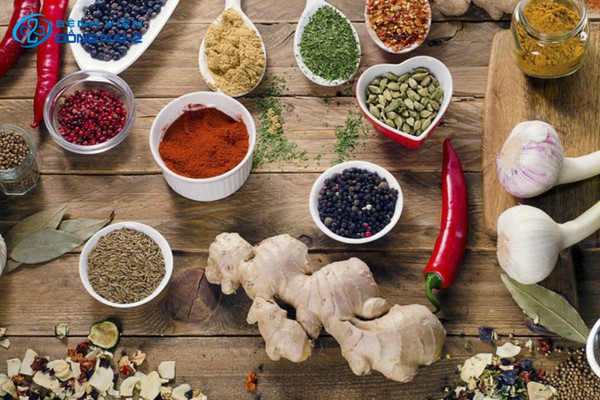 Thức ăn cay nóng nhiều gia vị kích thích niêm mạc, trào ngược dạ dày nên tránh