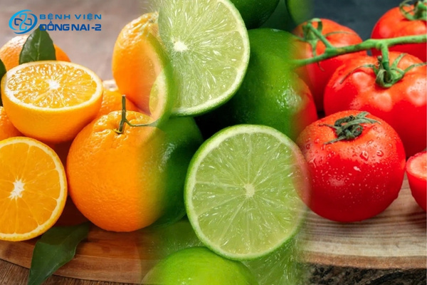 Trái cây họ cam quýt và cà chua nhiều axit, kích ứng niêm mạc thực quản