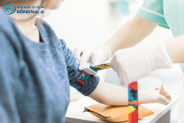 Chẩn đoán hạ canxi máu dựa trên xét nghiệm nồng độ canxi huyết thanh kết hợp khám thần kinh