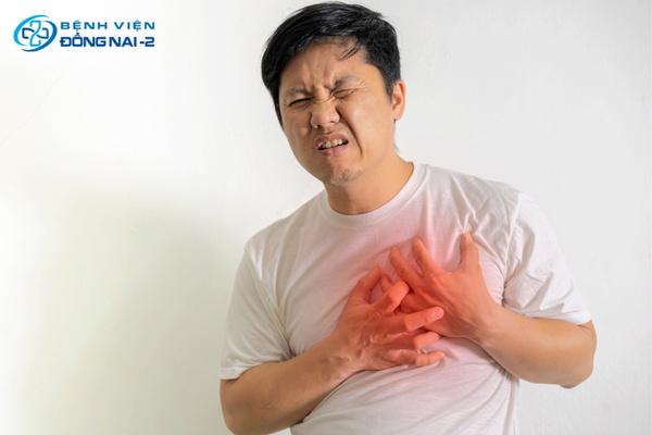 Nhịp tim đập nhanh và cảm giác nặng ngực là phản ứng khi cơ thể bị hạ đường huyết